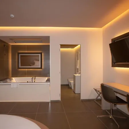 Charlie Motel 4*