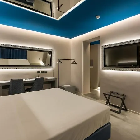 Charlie Motel 4*
