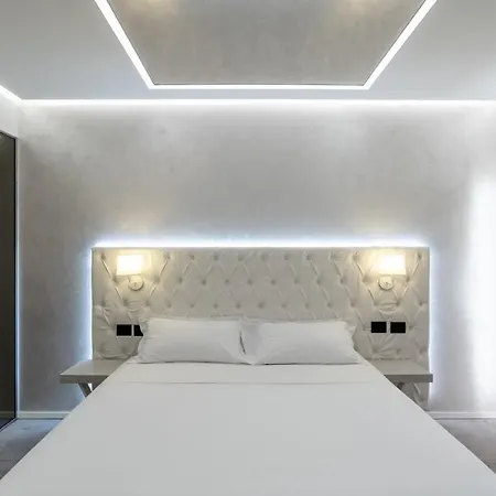Charlie Motel 4*