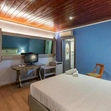 Charlie Motel 4*