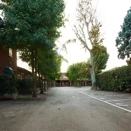 Charlie Charme & Comfort Motel 4*